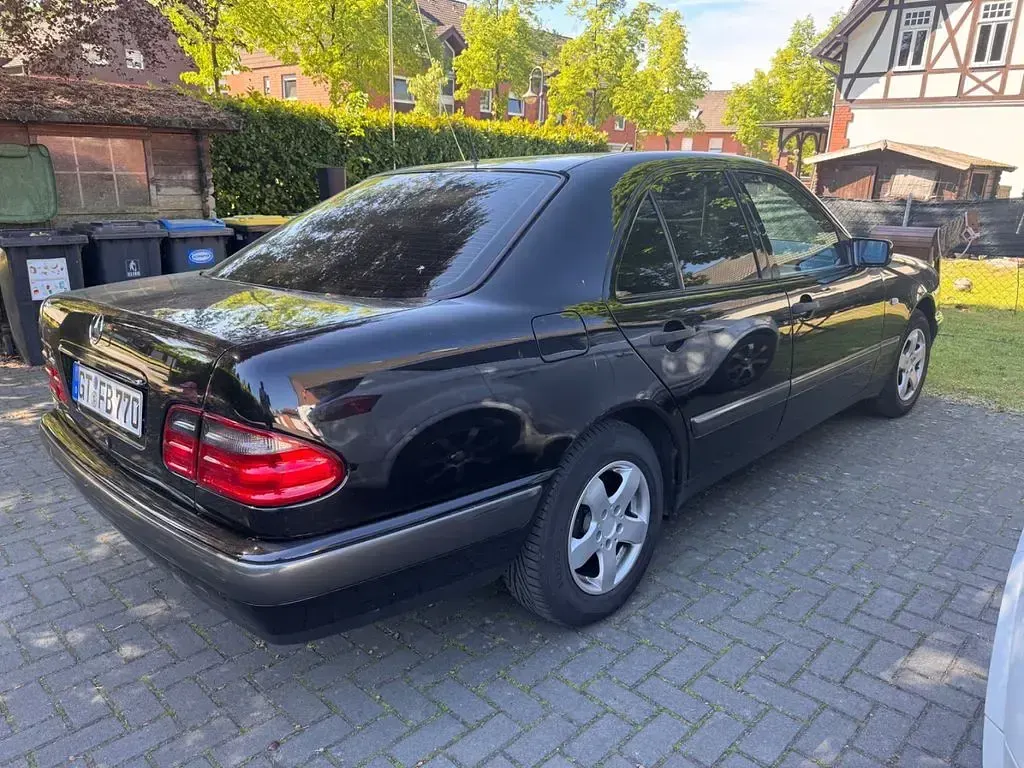 Usata Mercedes E240 Avantgarde 170 CV (125 kW) 1998 Nero Berlina
