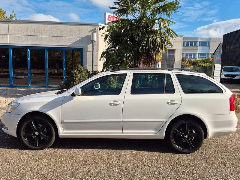 Weiß Gebraucht 2012 Skoda Octavia Ambition Kombi | 5.890 € (Fairer Preis) - Bild 1/4