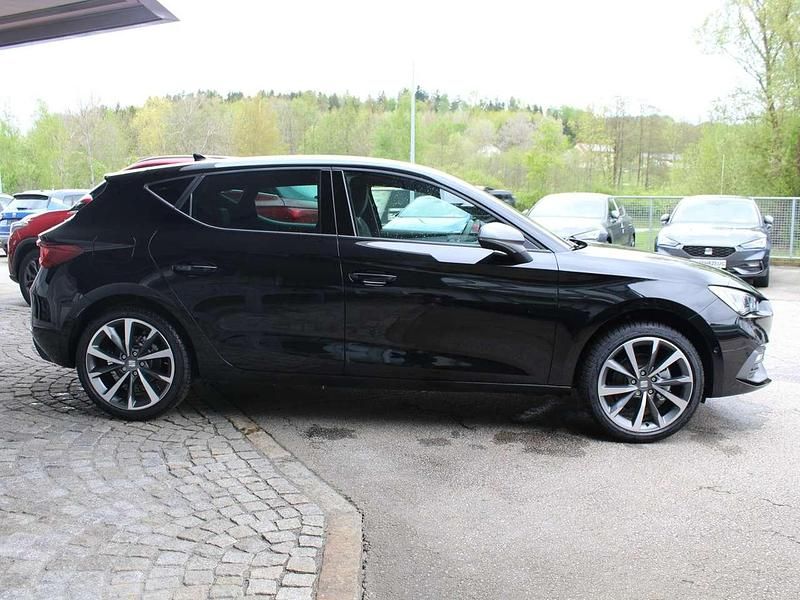 Neu Seat Leon FR 150 PS (110 kW) 2025 Schwarz (midnight schwarz) grau (stoff) Limousine