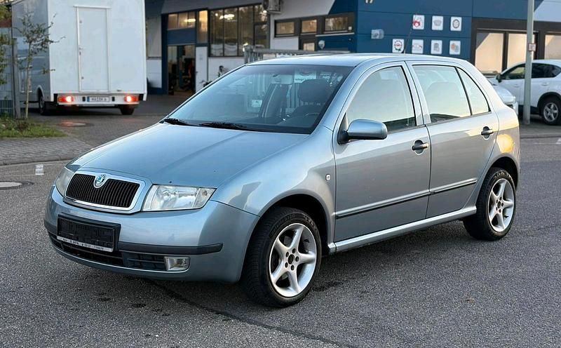 Grau Gebraucht 2004 Skoda Fabia Limousine | 1.499 € (Fairer Preis) - Bild 1/4