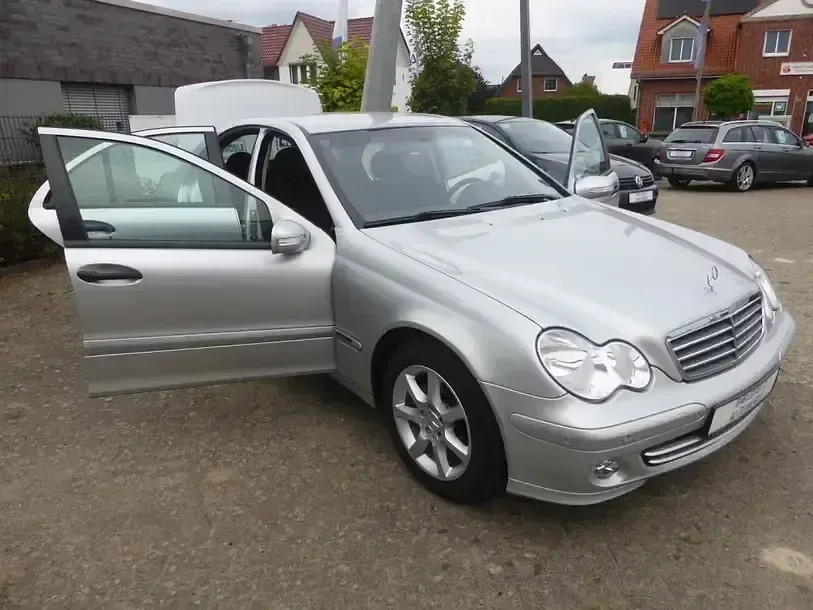 Używany Mercedes C200 Classic 122 KM (89 kW) 2004 Sedan/Limuzyna