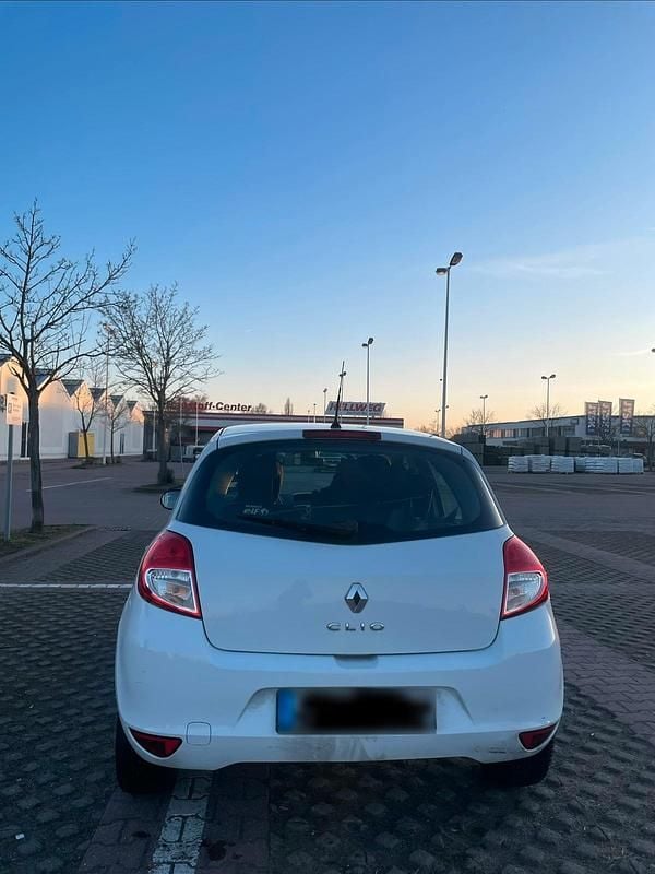 Gebraucht Renault Clio II 75 PS (55 kW) 2011 Weiß Limousine