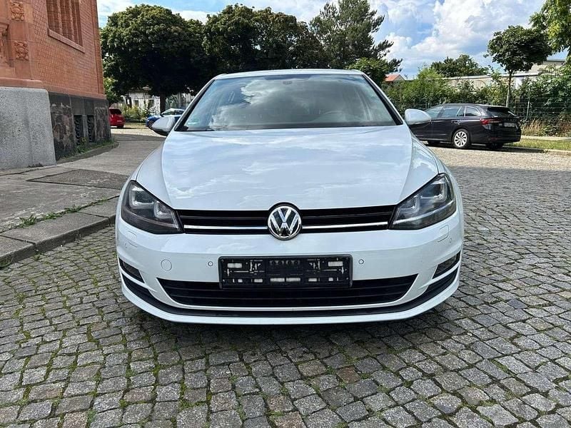 Pure white Gebraucht 2013 VW Golf VII Comfortline Kleinwagen | 7.490 € (Guter Preis) - Bild 1/4