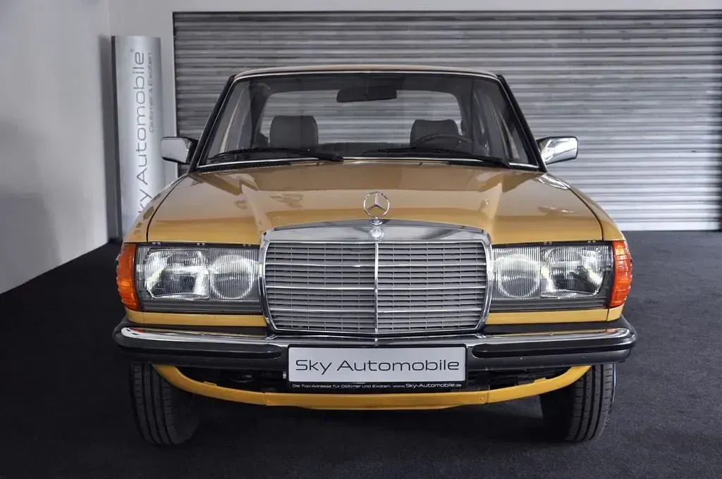 Gebraucht Mercedes E230 136 PS (100 kW) 1982 Saharagelb Limousine