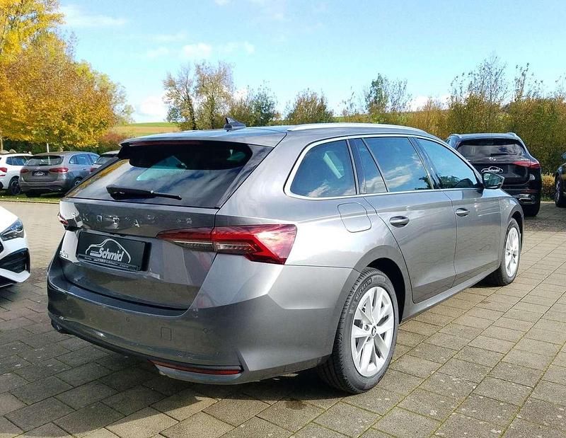 Neu Skoda Octavia Selection 150 PS (110 kW) 2025 Grau Kombi
