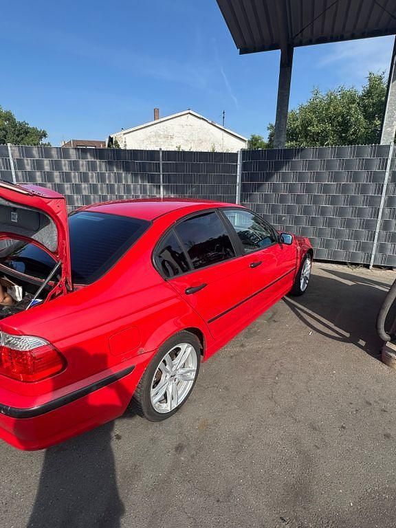 Gebraucht BMW 318 143 PS (105 kW) 2004 Rot Limousine