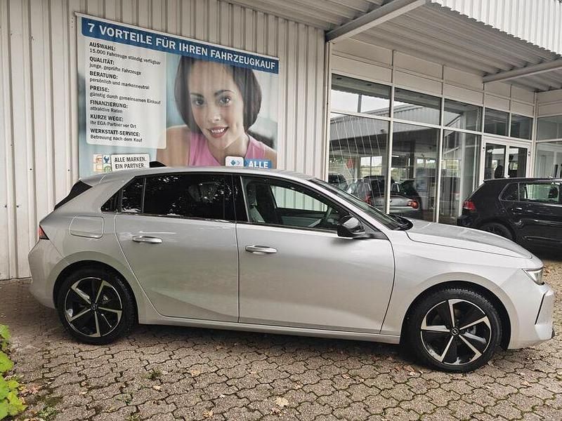 Gebraucht Opel Astra Elegance 131 PS (96 kW) 2023 Aluminium silb/kristall silb Limousine