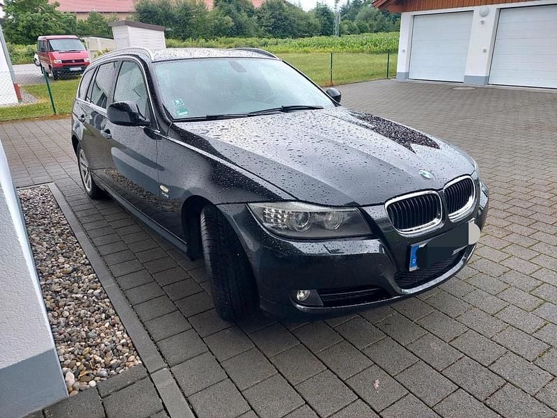 Schwarz Gebraucht 2012 BMW 320 Kombi | 4.500 € (Superpreis) - Bild 1/4