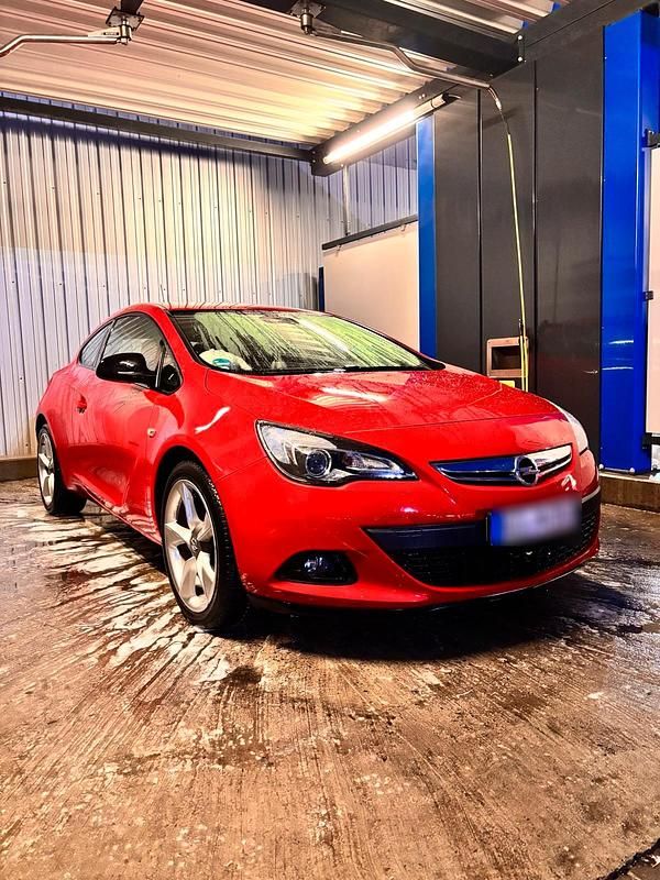 Gebraucht Opel Astra GTC 140 PS (102 kW) 2013 Rot Coupé