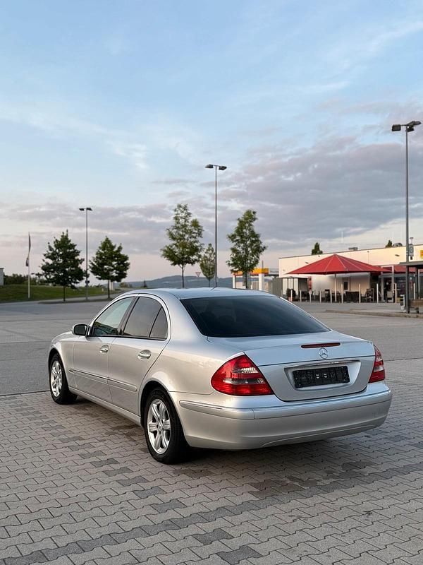 Silber Gebraucht 2002 Mercedes E220 Limousine | 5.599 € (Etwas zu teuer) - Bild 1/4