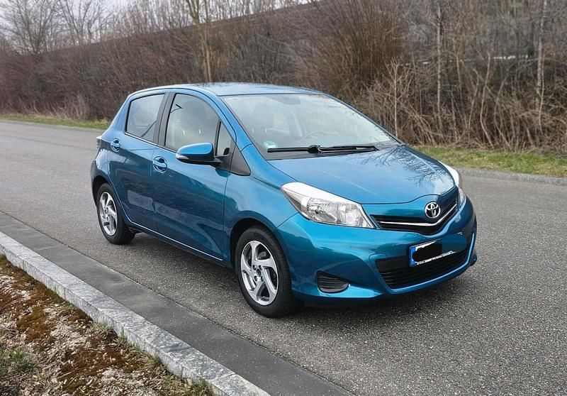 Gebraucht Toyota Yaris 99 PS (72 kW) 2014 Blau Kleinwagen