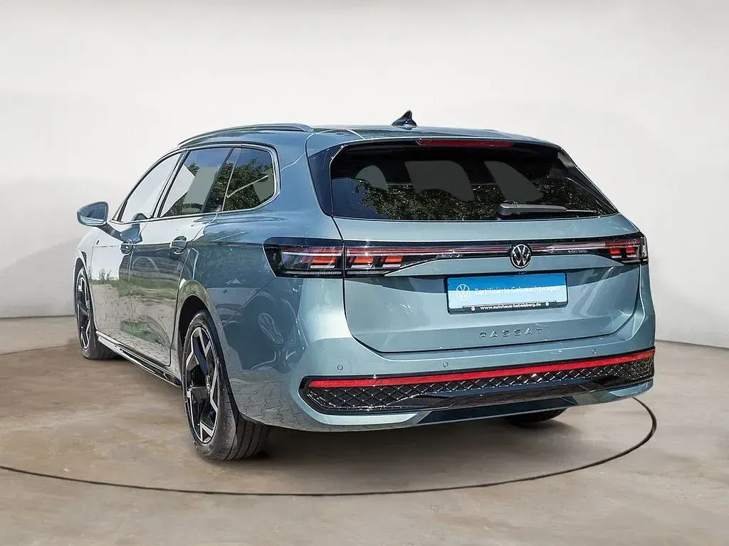 Gebraucht VW Passat R-line 150 PS (110 kW) 2025 Grün Kombi