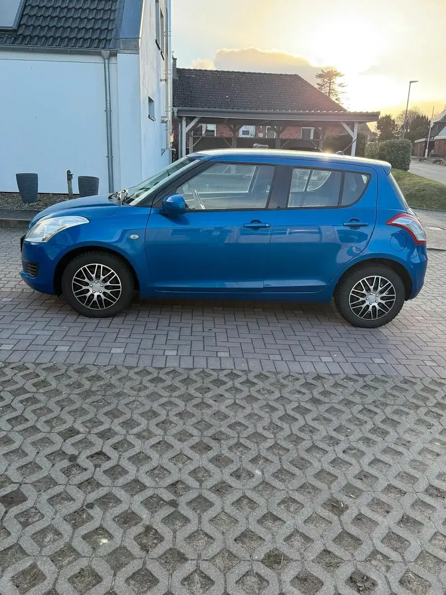 Second-hand Suzuki Swift 94 CP (69 kW) 2011 Albastru Hatchback