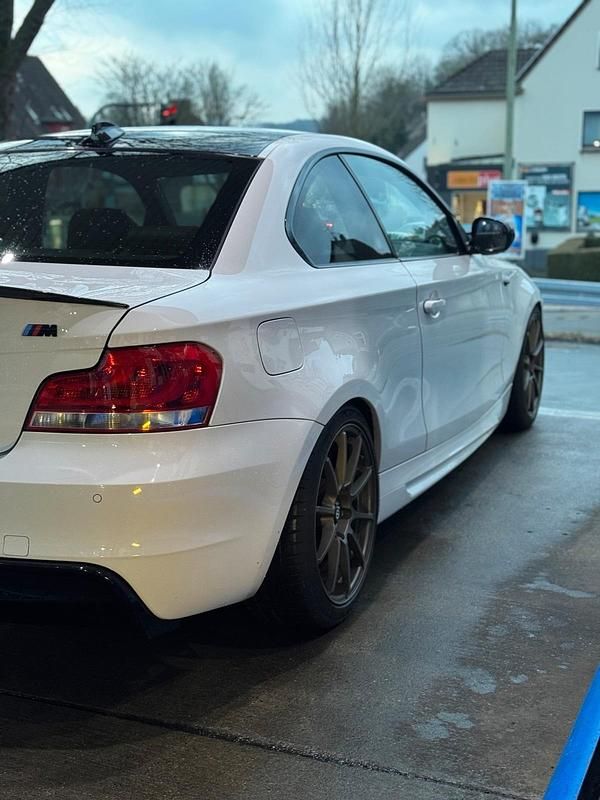 Weiß Gebraucht 2011 BMW 135 Coupé M Performance Coupé | 17.300 € (Etwas zu teuer) - Bild 1/4