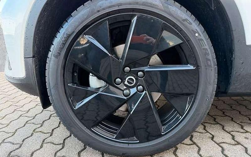 Gebraucht Volvo XC40 Plus 197 PS (144 kW) 2025 Crystal weiß perleffekt SUV