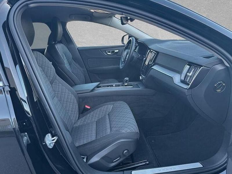 Gebraucht Volvo V60 Core 197 PS (144 kW) 2025 Schwarz Kombi