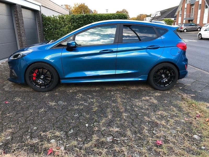 Blau Gebraucht 2018 Ford Fiesta ST Kleinwagen | 15.500 € (Fairer Preis) - Bild 1/4