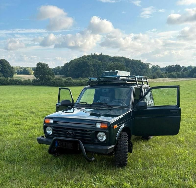 Grün Gebraucht 2022 Lada niva SUV | 20.500 € - Bild 1/4