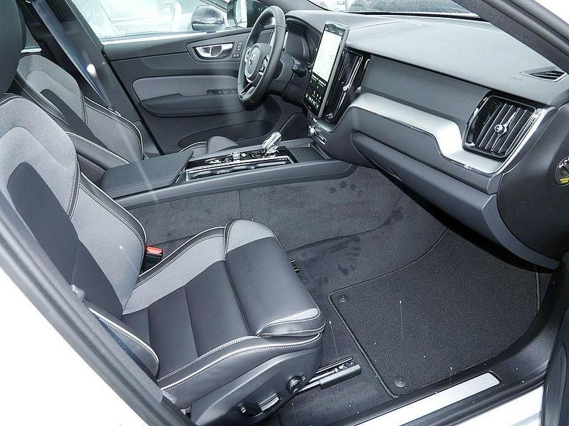 Neu Volvo XC60 Plus 455 PS (334 kW) 2025 Crystal weiss SUV