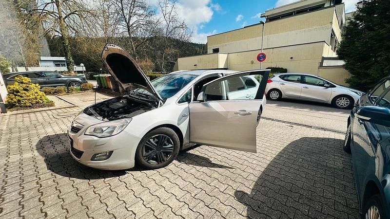 Gebraucht Opel Astra 125 PS (91 kW) 2011 Silber Kombi