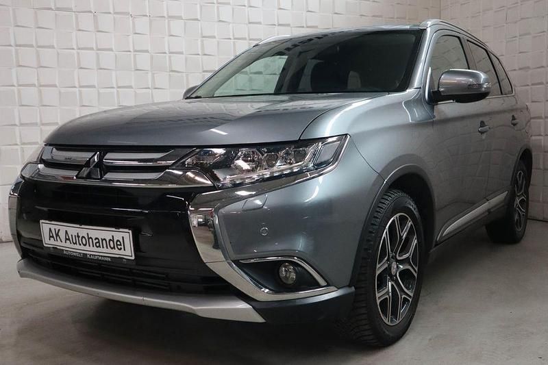 Grau Gebraucht 2016 Mitsubishi Outlander Intense SUV | 14.890 € (Fairer Preis) - Bild 1/4