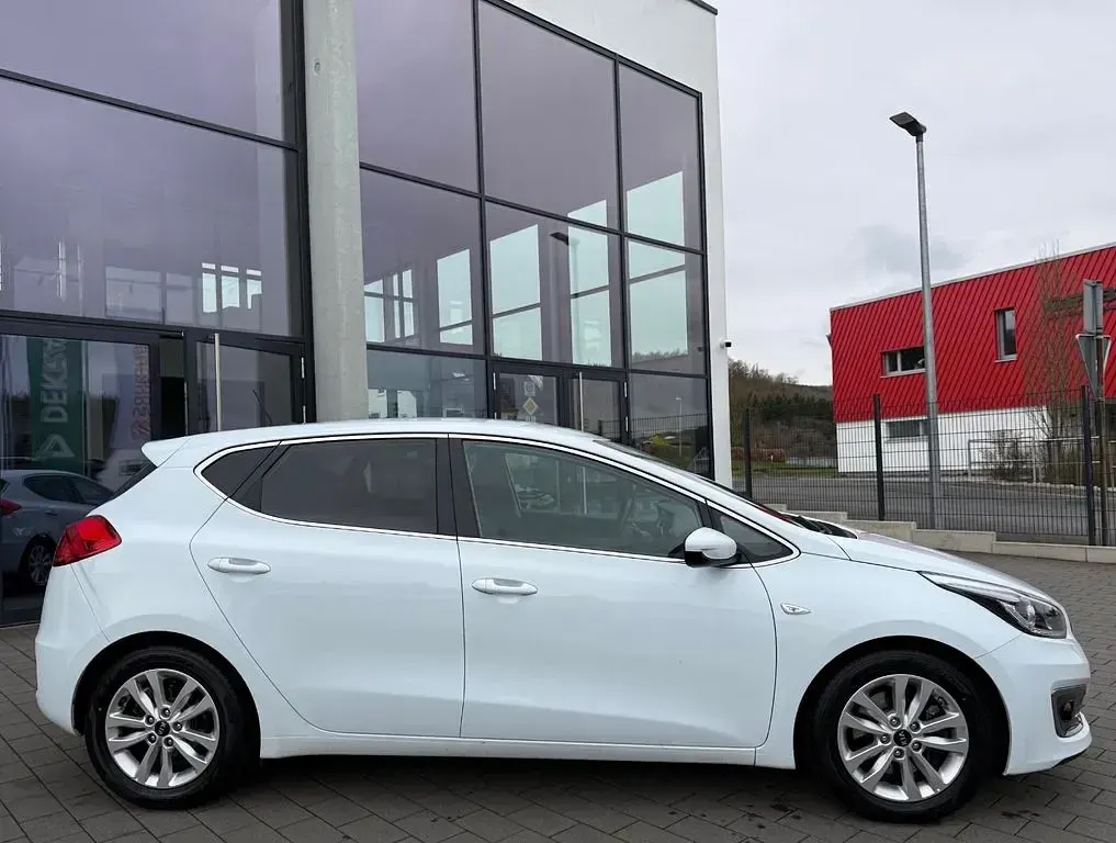 Gebraucht Kia Ceed DREAM-TEAM Edition 135 PS (99 kW) 2015 Weiß Kleinwagen