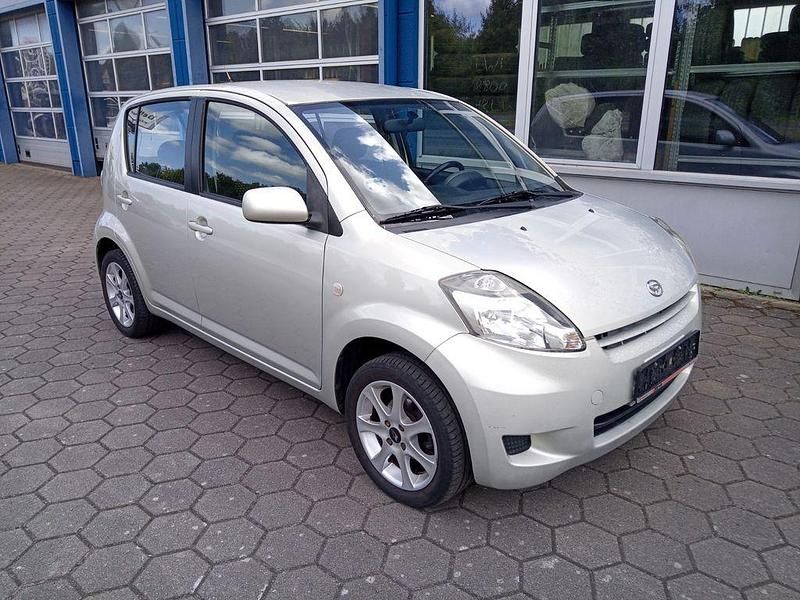 Silber Gebraucht 2008 Daihatsu Sirion Kleinwagen | 2.450 € (Fairer Preis) - Bild 1/4