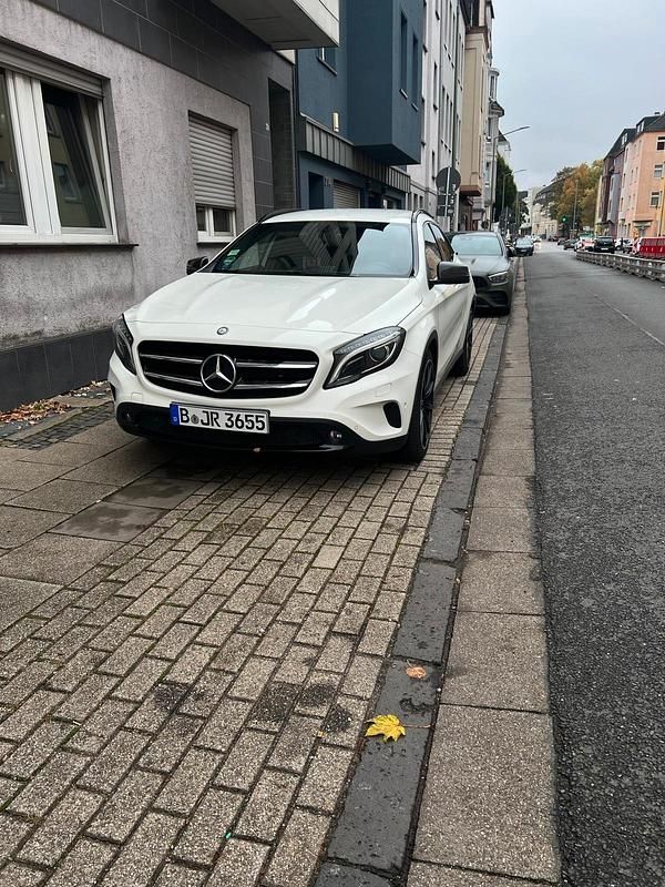 Weiß Gebraucht 2013 Mercedes GLA220 SUV | 15.550 € - Bild 1/4
