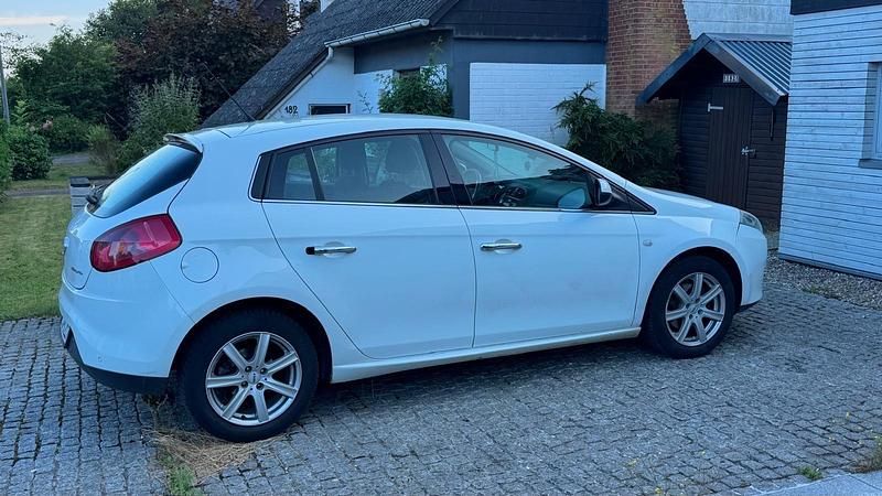 Weiß Gebraucht 2012 Fiat Bravo Kleinwagen | 2.550 € (Fairer Preis) - Bild 1/4