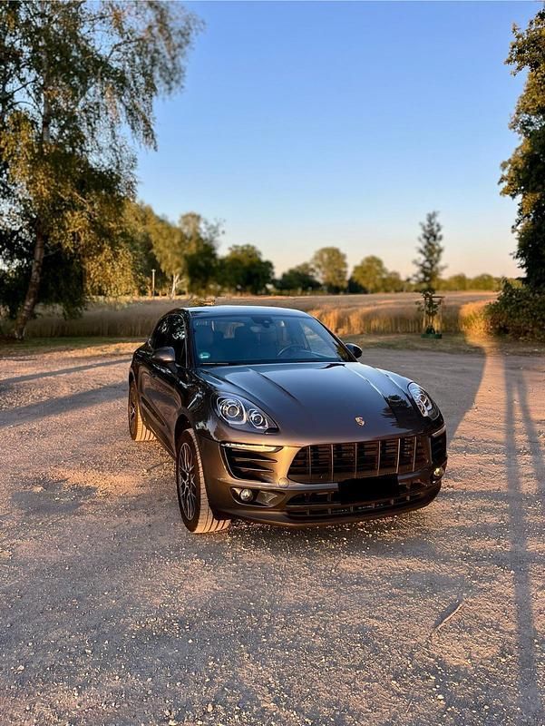 Grau Gebraucht 2015 Porsche Macan S SUV | 25.950 € (Fairer Preis) - Bild 1/4
