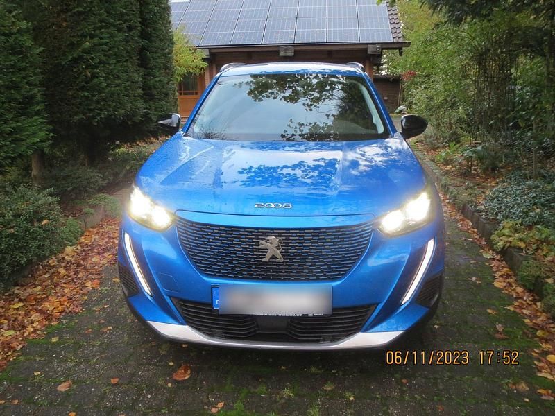 Blau Gebraucht 2022 Peugeot e-2008 SUV | 19.800 € (Fairer Preis) - Bild 1/4