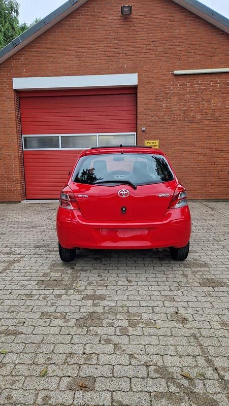 Gebraucht Toyota Yaris 69 PS (50 kW) 2011 Rot Cabrio