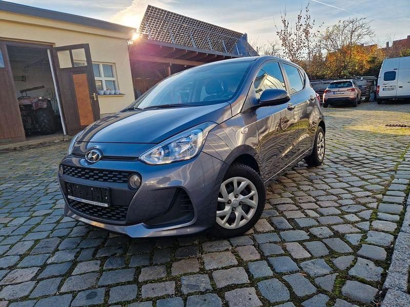 Grau Gebraucht 2017 Hyundai i10 Kleinwagen | 7.990 € (Etwas zu teuer) - Bild 1/4