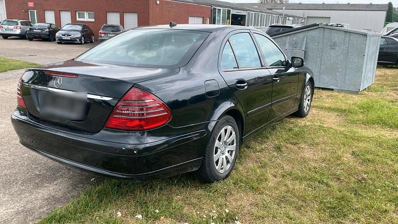Second-hand Mercedes E200 135 CP (99 kW) 2008 Negru Berlinǎ