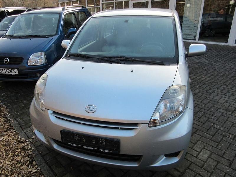 Silber Gebraucht 2010 Daihatsu Sirion Kleinwagen | 3.450 € (Fairer Preis) - Bild 1/4
