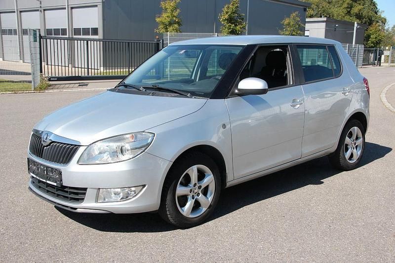 Silber Gebraucht 2014 Skoda Fabia Ambition Limousine | 4.450 € (Superpreis) - Bild 1/4