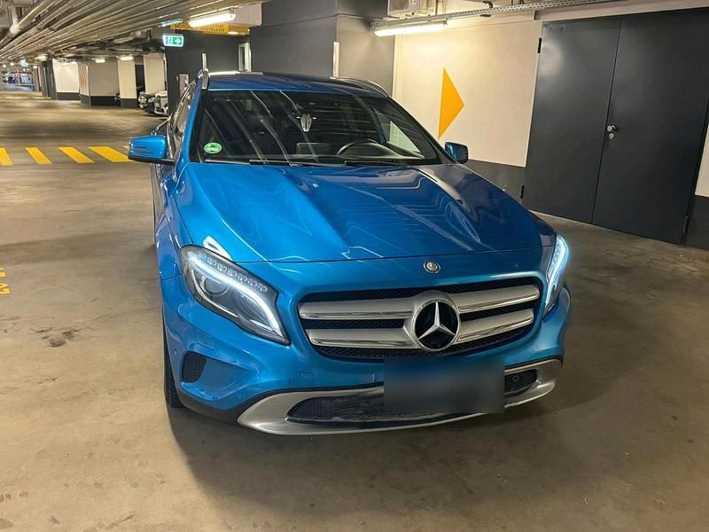 Blau Gebraucht 2016 Mercedes GLA180 SUV | 15.500 € (Fairer Preis) - Bild 1/4