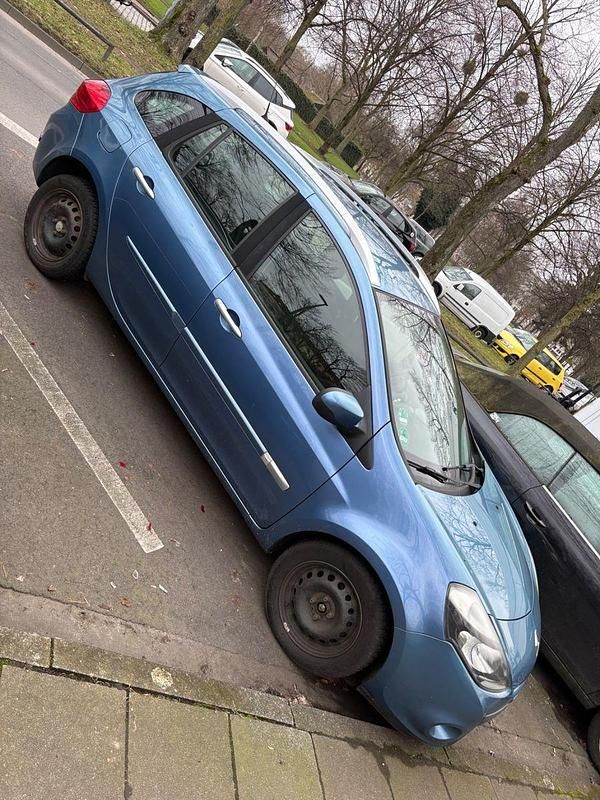 Gebraucht Renault Clio GrandTour Night&Day 105 PS (77 kW) 2011 Blau Kombi