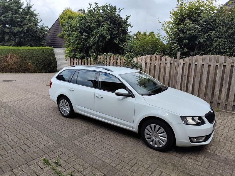 Weiß Gebraucht 2016 Skoda Octavia Ambition Kombi | 7.500 € (Fairer Preis) - Bild 1/4