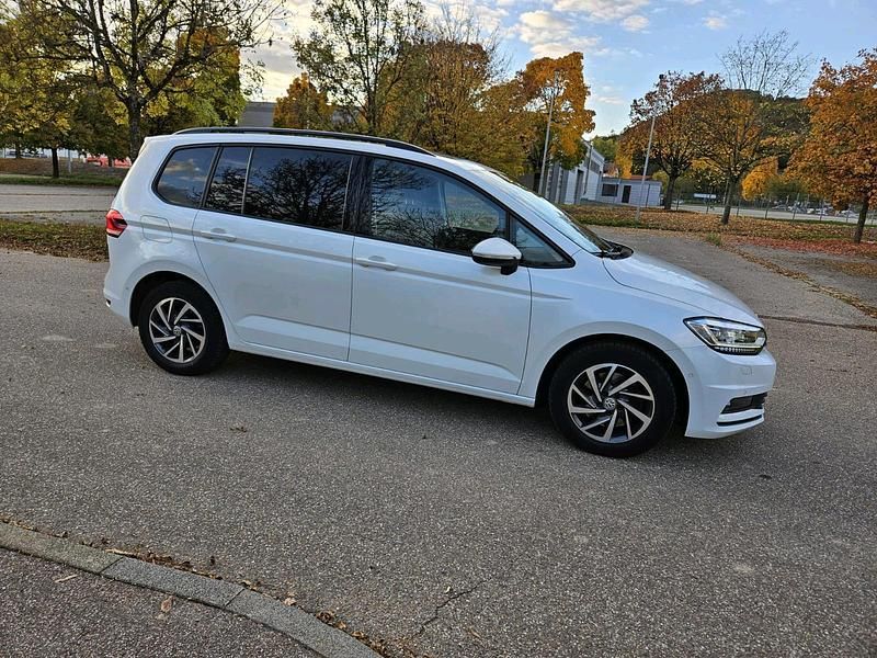 Weiß Gebraucht 2019 VW Touran Van / Kleinbus | 19.600 € (Fairer Preis) - Bild 1/4