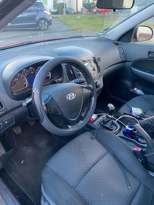 Rot Gebraucht 2011 Hyundai i30 Limousine | 2.000 € (Guter Preis) - Bild 1/4