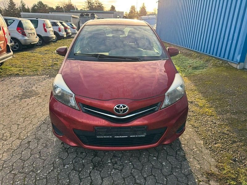 Rot Gebraucht 2011 Toyota Yaris Cool Kleinwagen | 3.399 € (Fairer Preis) - Bild 1/4