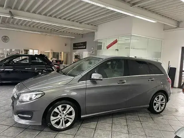 Gebraucht Mercedes B200 Urban 136 PS (100 kW) 2015 Grau Kleinwagen