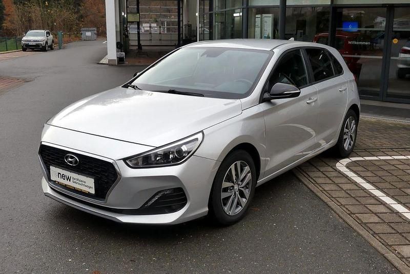 Silber Gebraucht 2019 Hyundai i30 Passion Limousine | 9.930 € (Guter Preis) - Bild 1/4