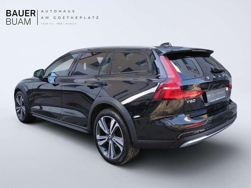 Gebraucht Volvo V60 CC Plus 197 PS (144 kW) 2022 Onyx black Kombi