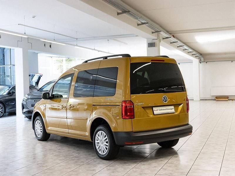 Gebraucht VW Caddy Beach 102 PS (75 kW) 2019 Sandstorm yellow metallic Van / Kleinbus