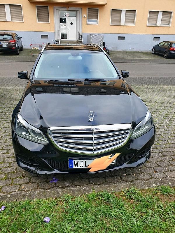 Schwarz Gebraucht 2016 Mercedes E200 Limousine | 9.500 € (Superpreis) - Bild 1/4