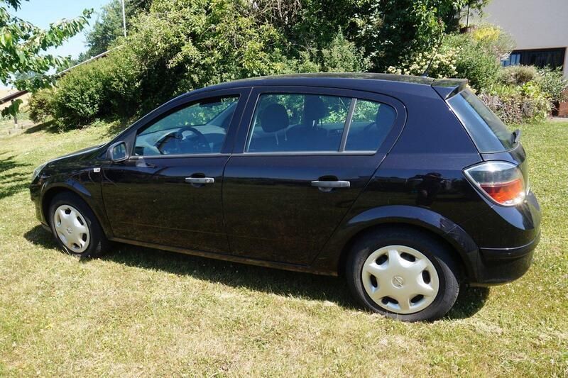 Schwarz Gebraucht 2009 Opel Astra Limousine | 999 € - Bild 1/4