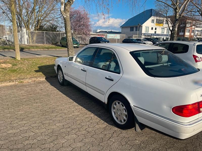 Gebraucht Mercedes E240 172 PS (126 kW) 1998 Limousine