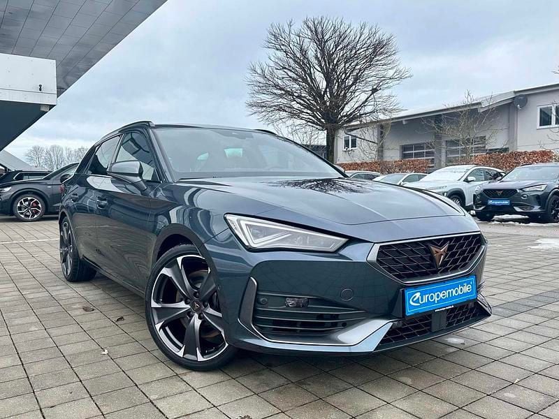 Magnetic grau metallic/grau Gebraucht 2023 Cupra Leon VZ Kombi | 32.390 € (Fairer Preis) - Bild 1/4